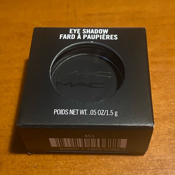 MAC Matte Eye Shadow Carbon - Picture 3 of 16